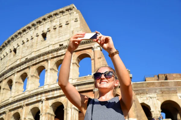 Chica feliz haciendo selfie delante del Coliseo . — Foto de Stock