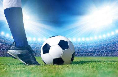 Futbol topuyla ayak oyuncu futbol sahasına.