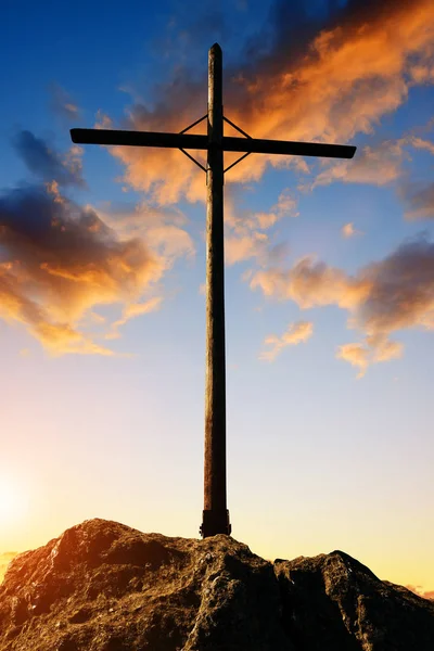 Silhueta cruz de madeira no cume de uma montanha . — Fotografia de Stock