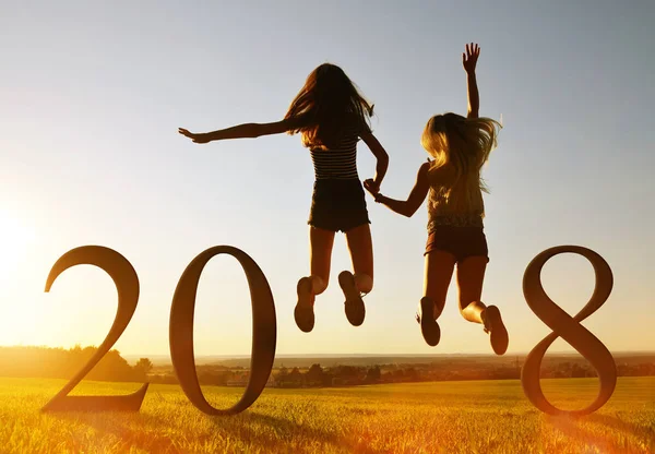 Meninas pulando na celebração do Ano Novo 2018 . — Fotografia de Stock