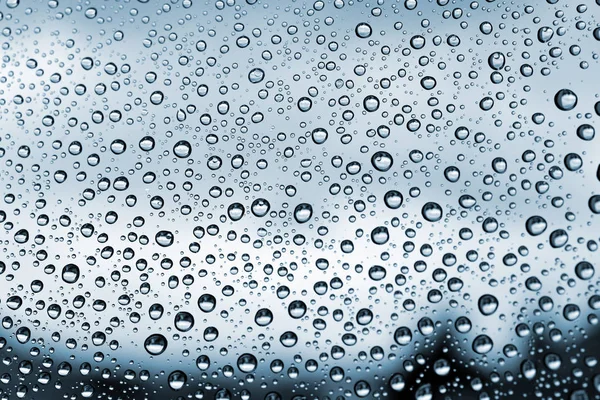 Vattendroppar på en fönsterglas — Stockfoto