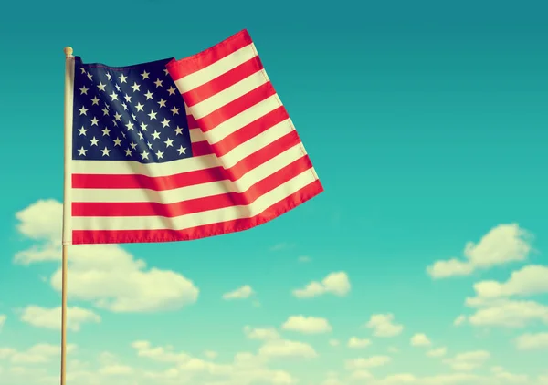 Americká vlajka na modré obloze — Stock fotografie