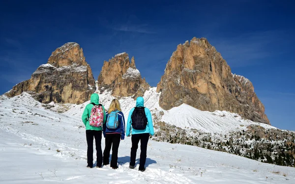 Τρεις τουρίστες βλέπουν το όμορφο βουνό ομάδα Sassolungo (Langkofel). Ιταλία. — Φωτογραφία Αρχείου