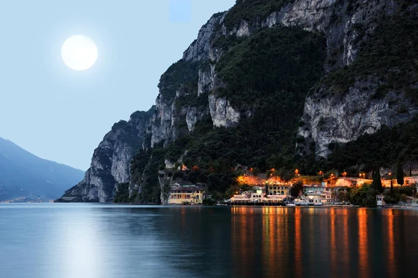 La città Riva del Garda di notte . — Foto Stock