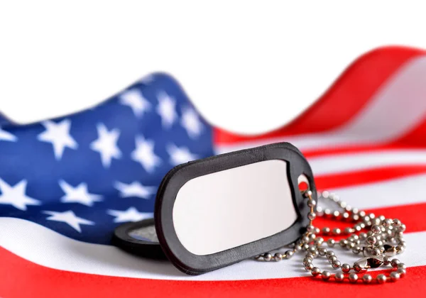 Amerikanische Flagge und Soldatenabzeichen. — Stockfoto