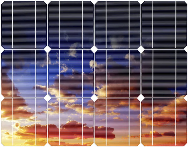 Solnedgång sky reflexion på panelen solenergi. — Stockfoto