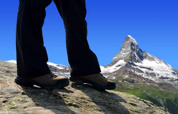 Berg wandelaar op een reis in de Walliser Alpen. — Stockfoto