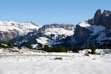 Kış dağ manzarası. Passo Sella, İtalya'dan görünüm.