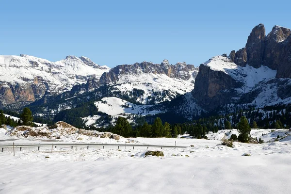 Paisaje de montaña de invierno.Vista desde Passo Sella, Italia . — Foto de Stock