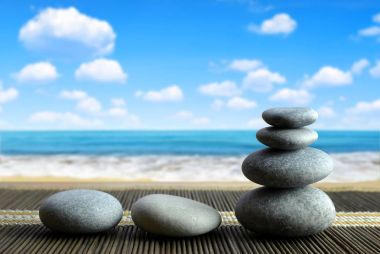 Zen çakıl taşları sahilde yığını. 