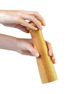 Elinde ahşap karabiber değirmeni