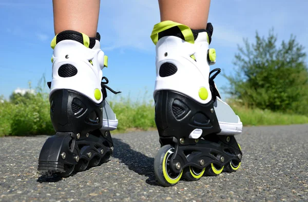 Patas femeninas en patines en línea . —  Fotos de Stock