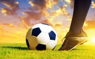 Futbol topuyla ayak oyuncu futbol sahasına.