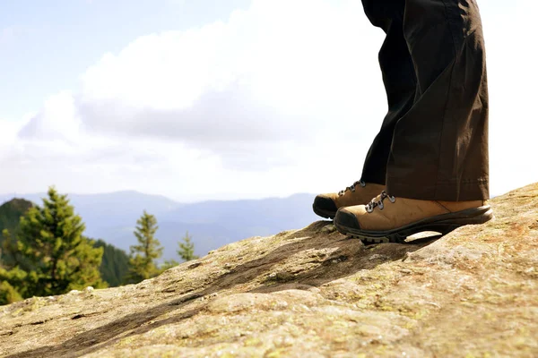 Las piernas de un excursionista de montaña con los zapatos de senderismo . —  Fotos de Stock