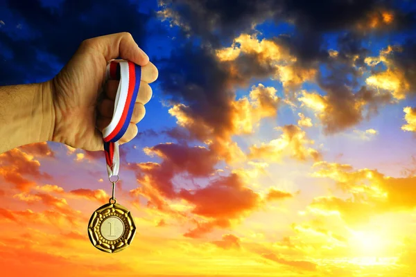 Рука с золотой медалью . — стоковое фото