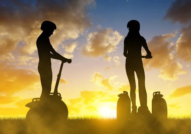 Elektrikli scooter günbatımında Dengeleme iki kız siluet. 