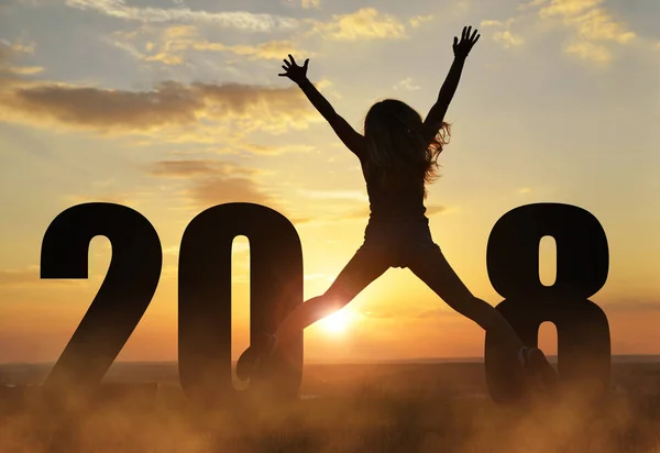Dívka vyskočí zároveň slaví Nový rok 2018. — Stock fotografie