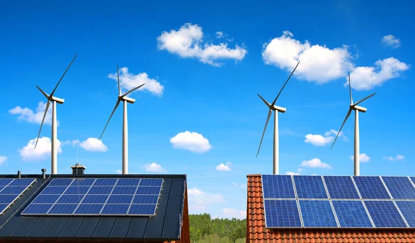 Solární Panel Střeše Domu Pozadí Větrné Turbíny Modrá Obloha Pojem — Stock fotografie