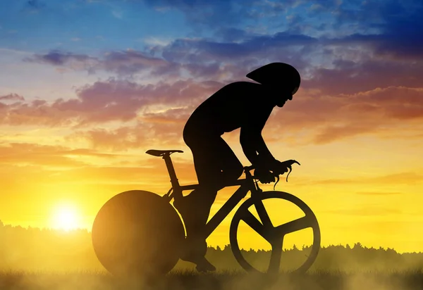 Silhueta Ciclista Uma Bicicleta Corrida Estrada Pôr Sol — Fotografia de Stock