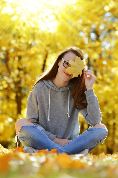 女孩戴着眼镜在秋天的公园 — 图库照片