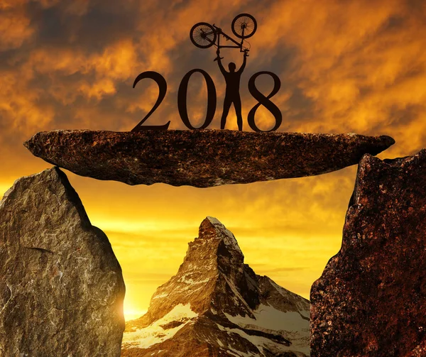 Ποδηλάτη Ποδήλατο Βράχο Στο Ηλιοβασίλεμα Προς Εμπρός Για Νέο Έτος — Φωτογραφία Αρχείου