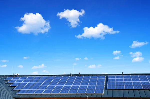 Painel Energia Solar Telhado Casa Fundo Céu Azul Conceito Habitação — Fotografia de Stock