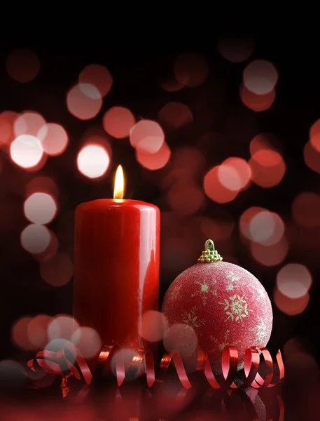 Decoración Roja Vela Encendida Con Luces Desenfocadas Fondo Concepto Navideño — Foto de Stock