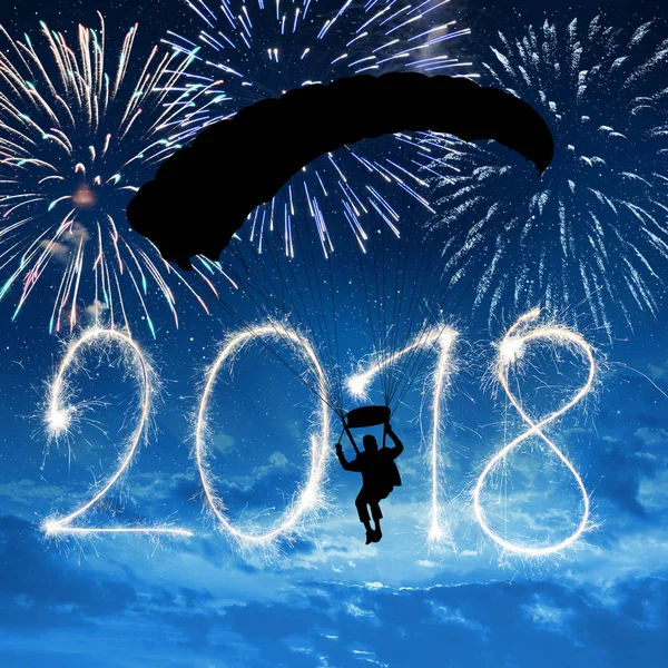 Sylwetka Skydiver Skoczka Spadochronowego Nowy Rok 2018 Lądowania — Zdjęcie stockowe