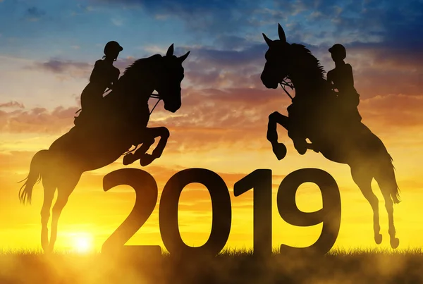 Силуэт Всадников Лошади Прыгающих Новый 2019 Год Закате — стоковое фото