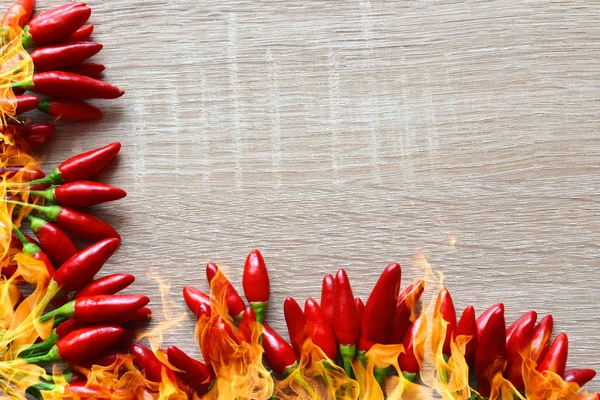 Κόκκινη Καυτερή Πιπεριά Τσίλι Φωτιά Φλόγες Στο Ξύλινη Σανίδα — Φωτογραφία Αρχείου