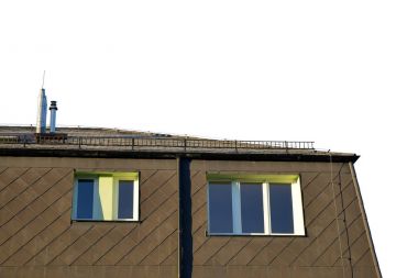 Beyaz bir arka plan üzerinde izole windows ile daire binanın çatı.