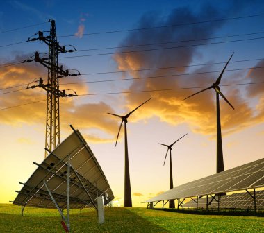 Rüzgar türbinleri ile güneş enerjisi paneli ve elektrik iletim pilon gün batımına karşı sahada. Sürdürülebilir kaynaklar kavramı.