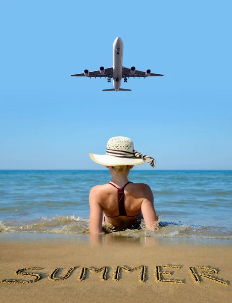 Kaukasische Meisje Met Hoed Het Strand Het Vliegtuig Landing Een — Stockfoto