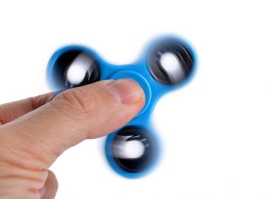 Beyaz arka plan üzerinde izole mavi kıpır Spinner ile palying