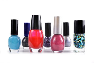 Beyaz arka plan üzerinde izole renkli oje şişesi.