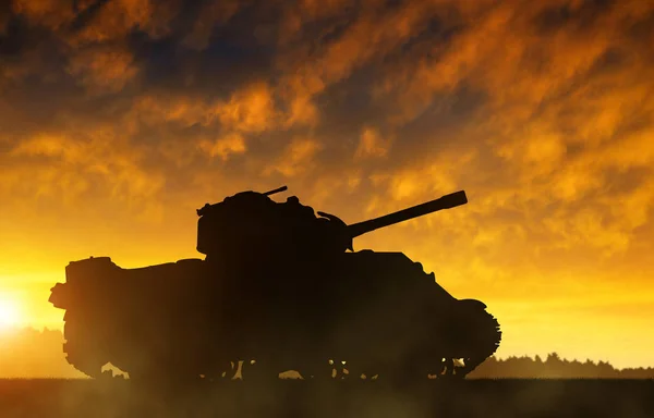 Het Silhouet Van Tank Bij Zonsondergang — Stockfoto