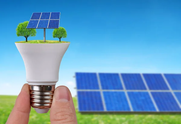 Eco Led Světlo Žárovka Solární Panely Ruce Koncept Zelené Energie — Stock fotografie