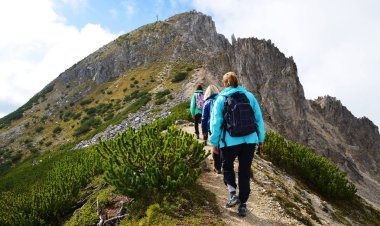 Turistler bir gezi Dolomites dağ, Val di Fiemme, South Tyrol, İtalya.