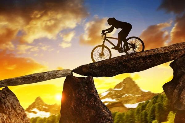 Silhouet Van Een Meisje Een Mountainbike Rijden Bij Zonsondergang — Stockfoto