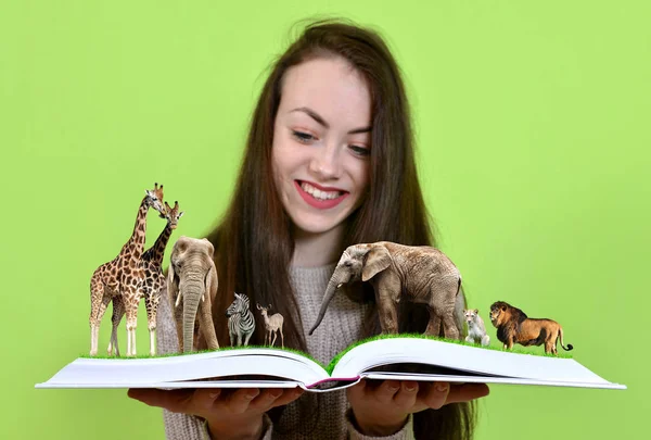 Lány Gazdaság Nyitott Könyv Természet Állatok — Stock Fotó