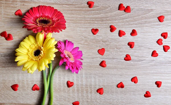 Kırmızı Kalpleri Ahşap Tahta Üzerinde Renkli Gerbera Çiçekleri Vardı Sevgililer — Stok fotoğraf
