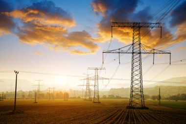 Yüksek gerilim güç pilon gün batımında. Elektrik Dağıtım istasyonu. 