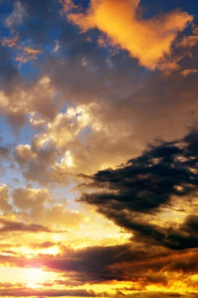 Drámai Színes Égbolt Felhőkkel Naplementekor Természetvédelmi Háttér — Stock Fotó