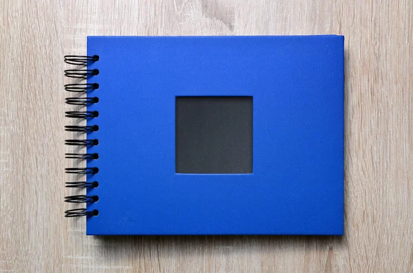 桌上的蓝色相册 — 图库照片