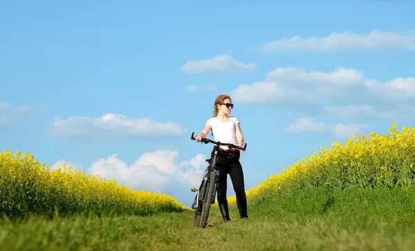 Girl Bicycle Dirt Road Rapeseed Field Healthy Lifestyle Concept — Stock Photo, Image
