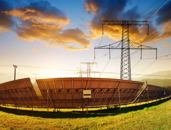 Överföring Pylon Med Solpanel Mot Solnedgången — Stockfoto