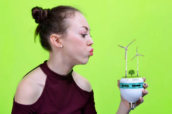 Dívka Drží Eco Led Žárovka Větrné Turbíny Ruce Zeleném Pozadí — Stock fotografie