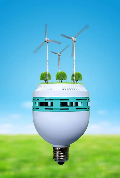 风力涡轮机和灯泡中的树木 节能灯 绿色能源主题 — 图库照片