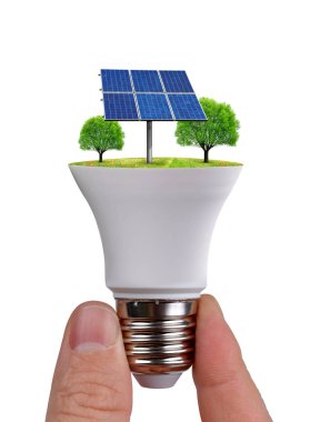 Güneş paneli Beyaz arka plan üzerinde izole ile eko Led ampul tutan el. Yeşil enerji kavramı.