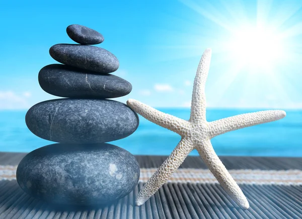 Stapel Zen Pebble Stenen Met Zeester Het Strand Spa Gezondheidszorg — Stockfoto